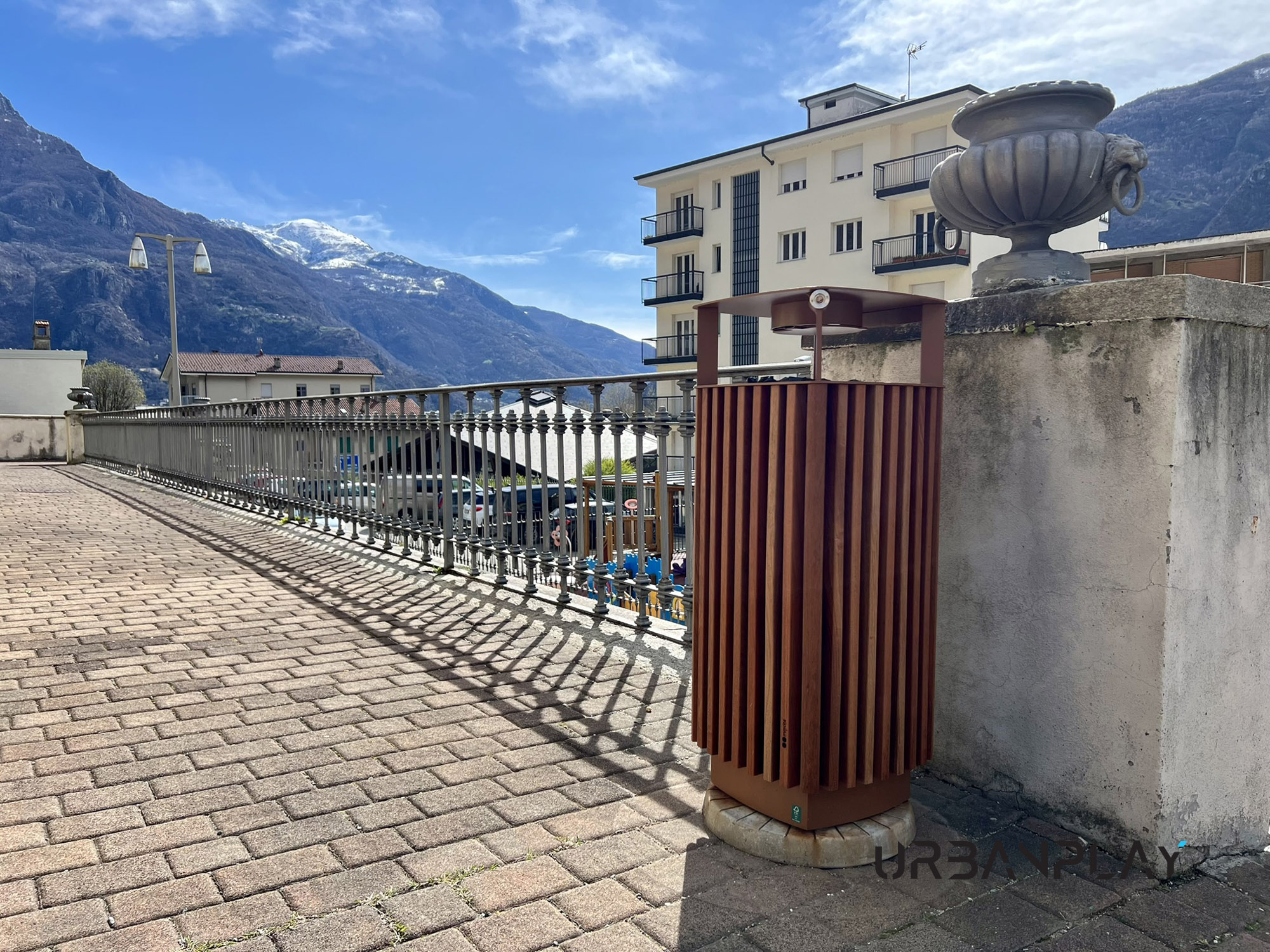 Cestino mmcité Quinbin con doghe in legno tropicale installato nel centro urbano di Donnas