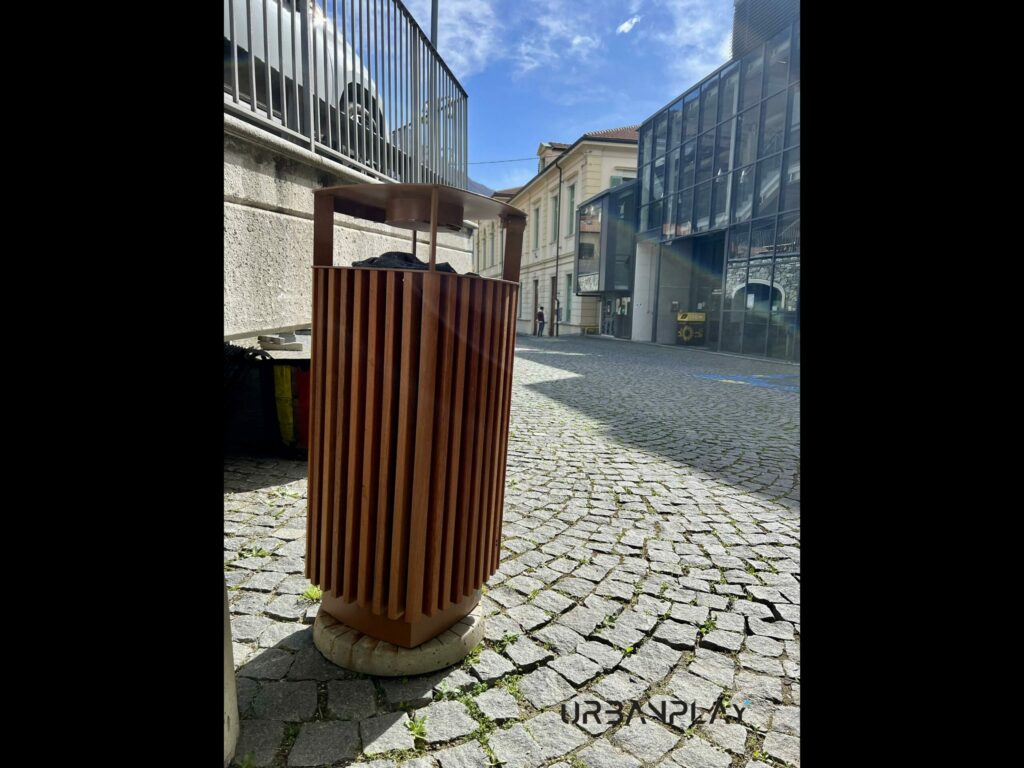 Arredo urbano a Donnas con cestino mmcité inserito nella pavimentazione in pietra del centro