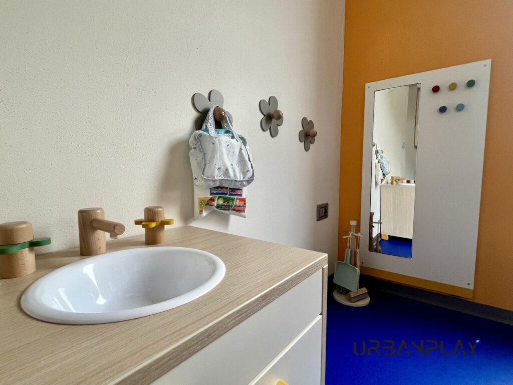 Mobile lavabo con specchio e appendini per ambiente travestimenti