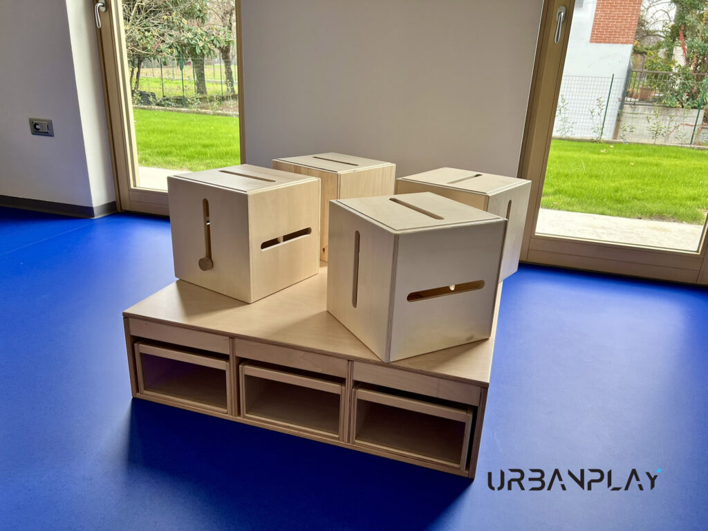 Moduli gioco in legno su pedana per bambini piccoli