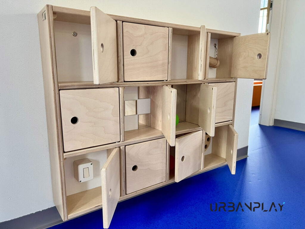 Mobile gioco in legno con ante e vani per bambini