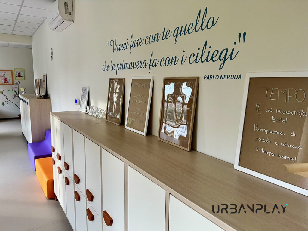Mobili contenitori e pannelli educativi nella zona accoglienza