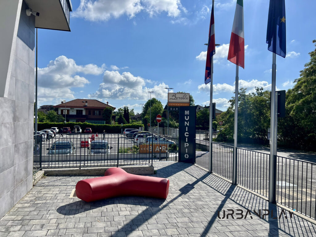 Seduta rossa Durbanis Inout nell’area esterna del Municipio di San Gillio