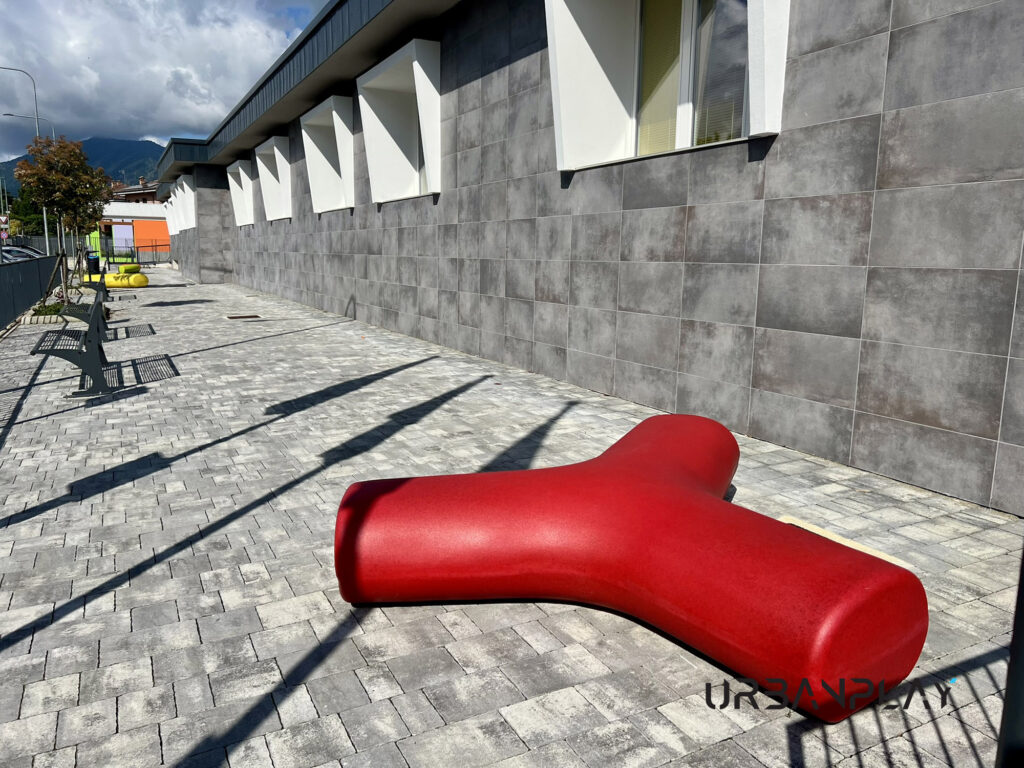 Dettaglio seduta rossa Durbanis Inout per arredo urbano a San Gillio