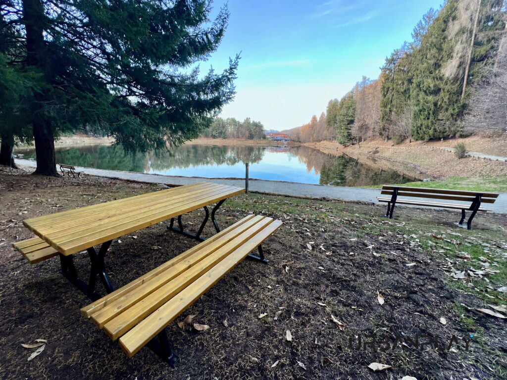 Tavolo da picnic affacciato sul Lago di Meugliano