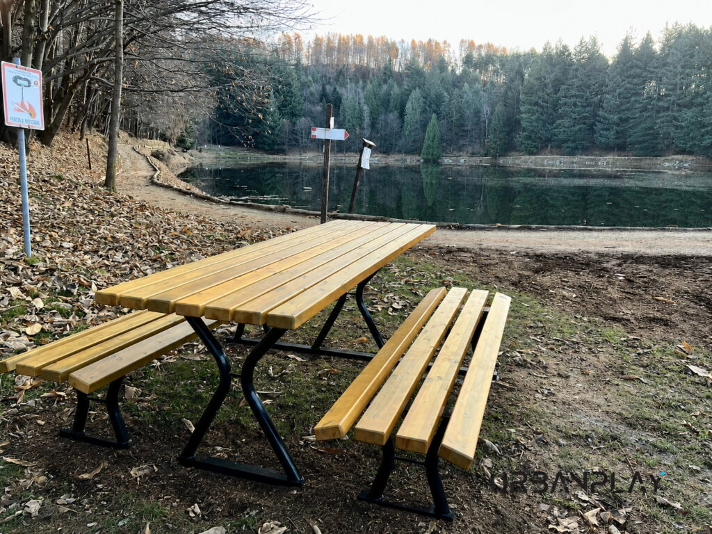 Area di sosta con tavolo e panchina sul Lago di Meugliano