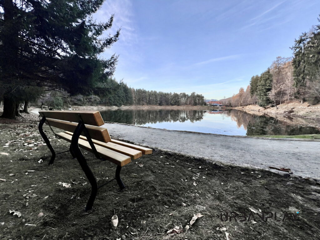 Panchina in legno installata lungo la riva del lago