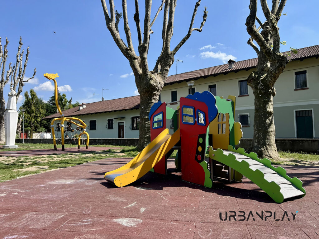 Struttura gioco con scivolo e arrampicata nell’area Don Bosco