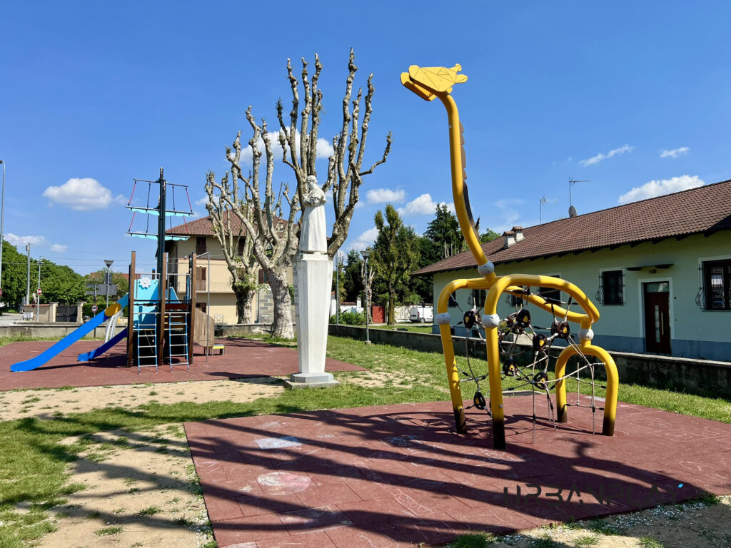 Gioco giraffa e scivoli nel parco pubblico di San Giusto Canavese
