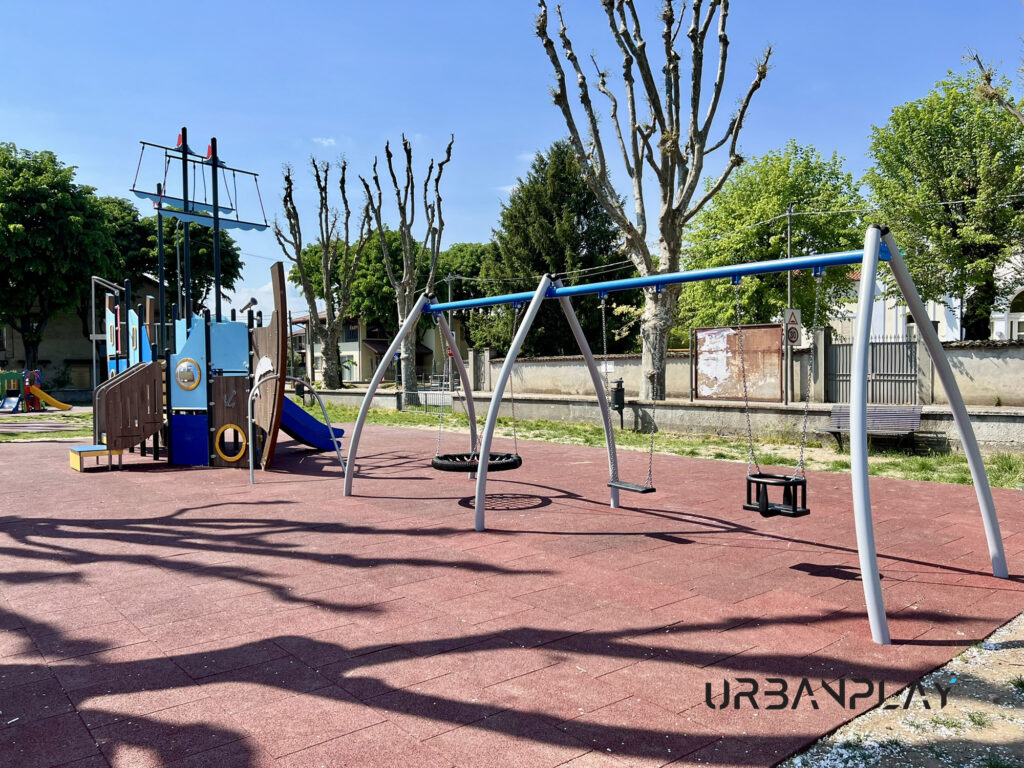 Altalena con seduta piana e cesto nell’area gioco riqualificata