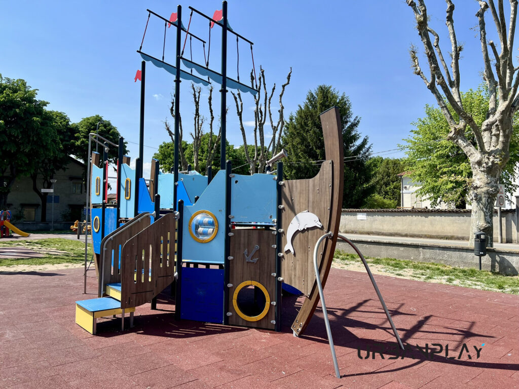 Dettaglio della struttura gioco a tema nave con pannelli ludici e arrampicata