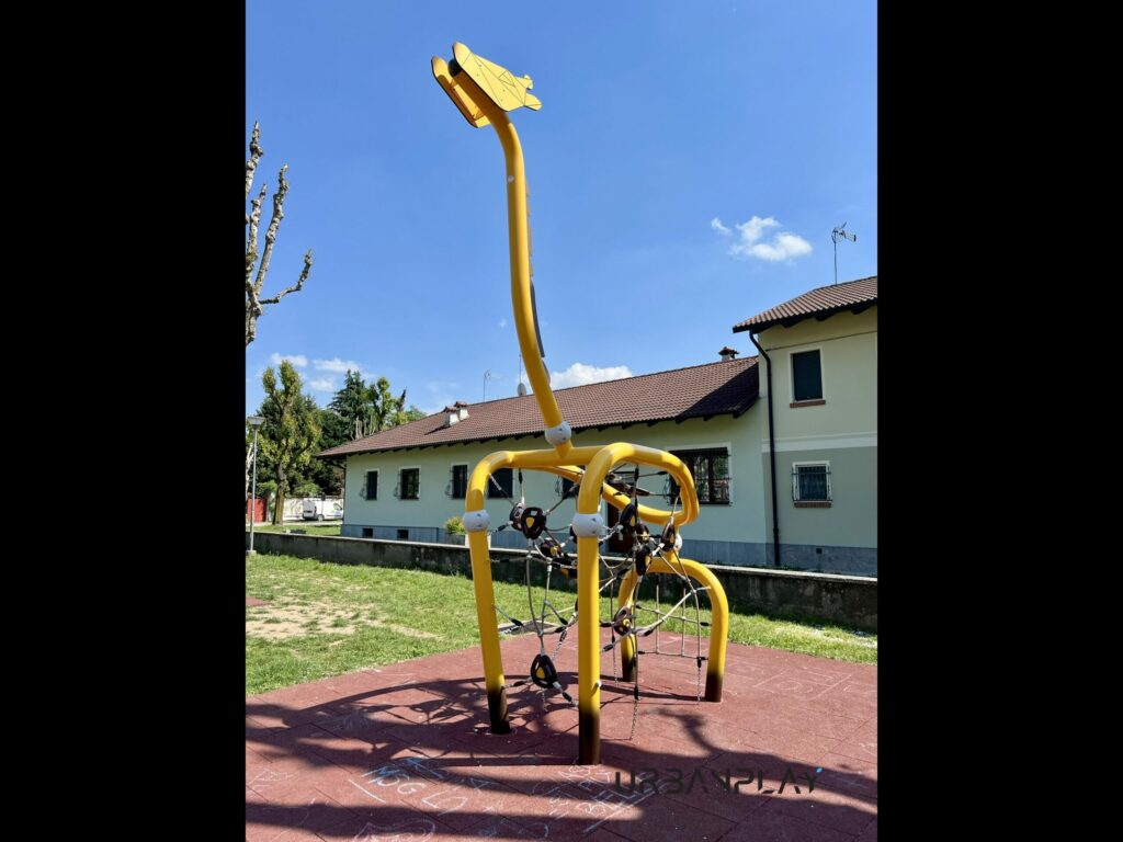Gioco a giraffa con arrampicata nel parco pubblico Don Bosco
