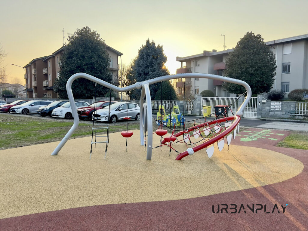 Attrezzatura per arrampicata e gioco motorio su pavimentazione antitrauma colorata