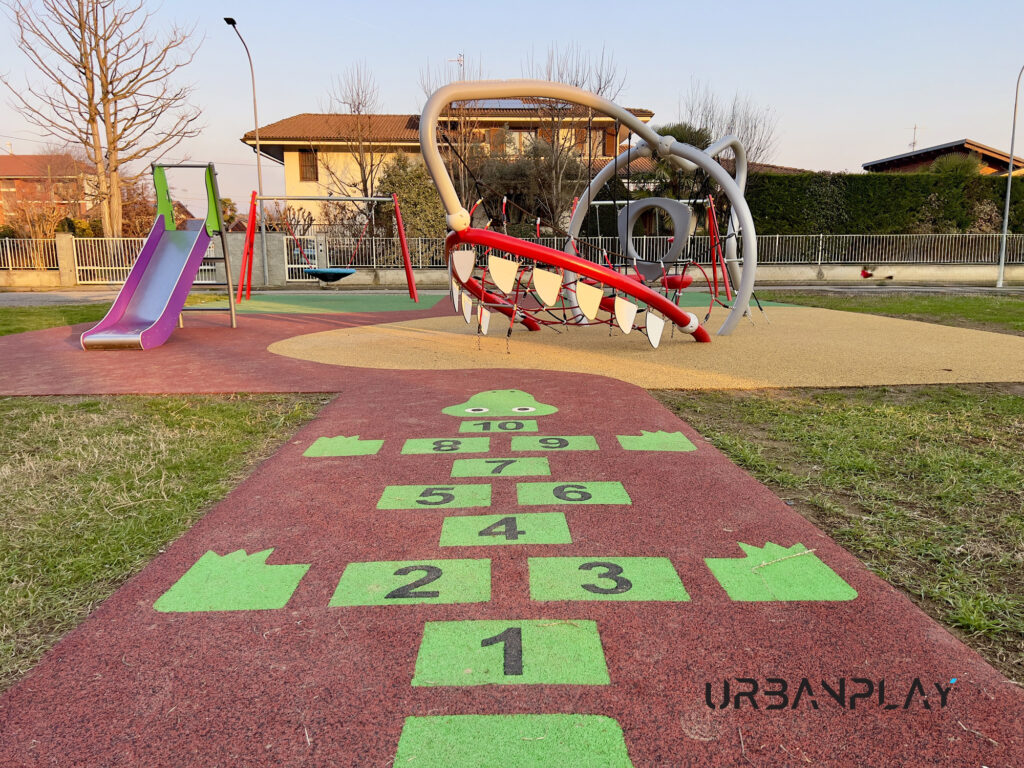 Percorso gioco a terra con numeri e superficie antitrauma per attività motorie