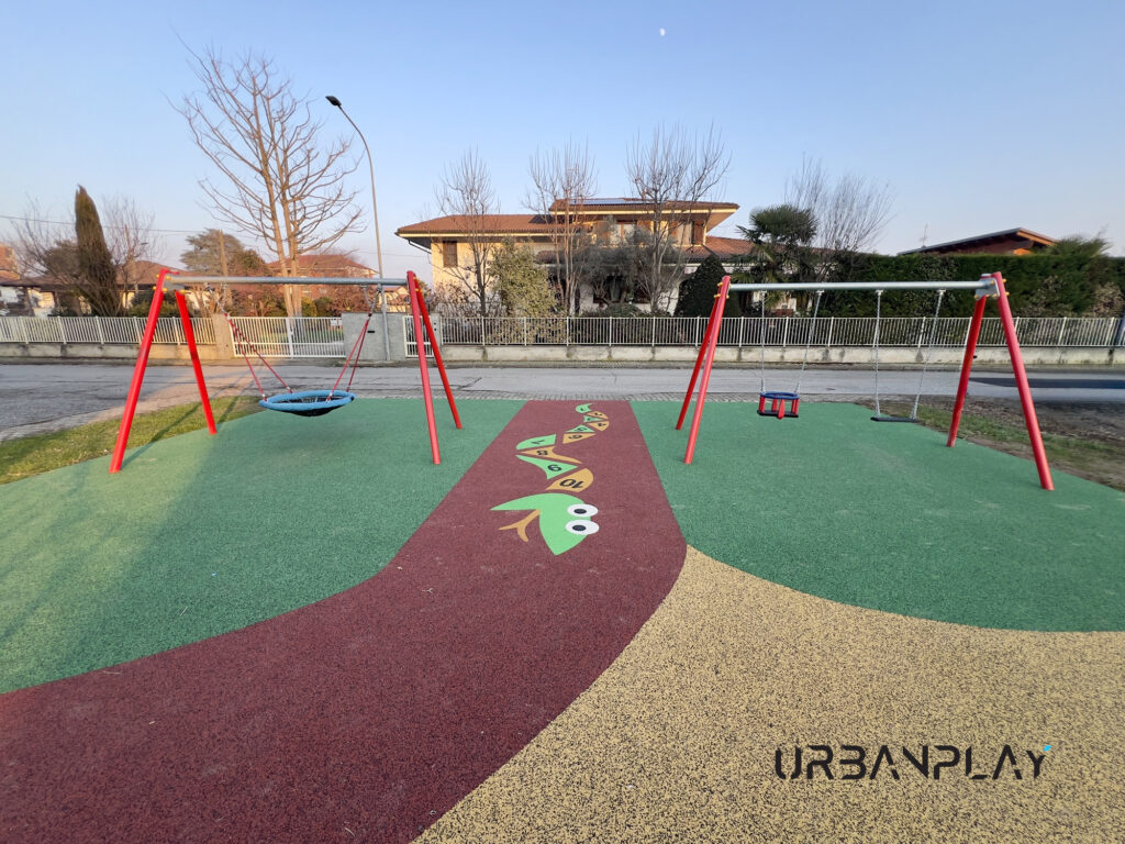 Altalene con seduta a cesta e sedute tradizionali in area giochi riqualificata
