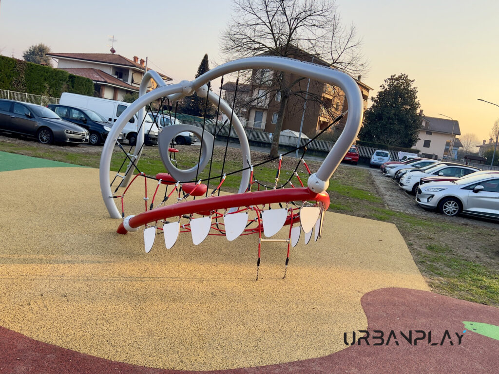 Gioco di arrampicata con rete e appigli su superficie antitrauma chiara