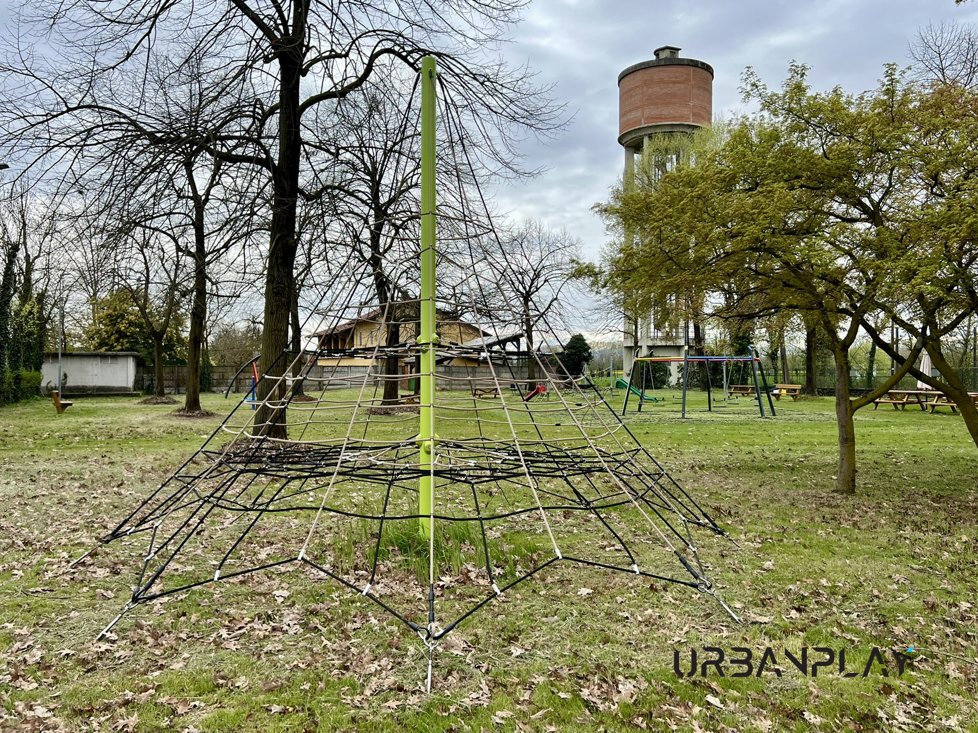 Struttura gioco con rete di arrampicata, scivolo rosso e giochi distribuiti nel Parco dei Brigant