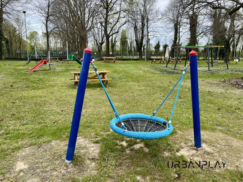 Altalene multiple su pavimentazione drenante nel Parco dei Briganti alla Cascinetta