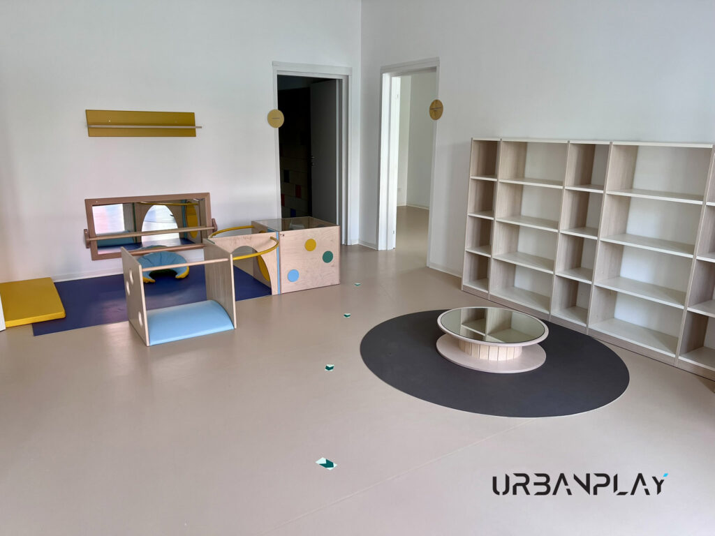 Spazio gioco con specchio, mobile primi passi, scaffali aperti e tavolo sensoriale arredi infanzia a Gattinara