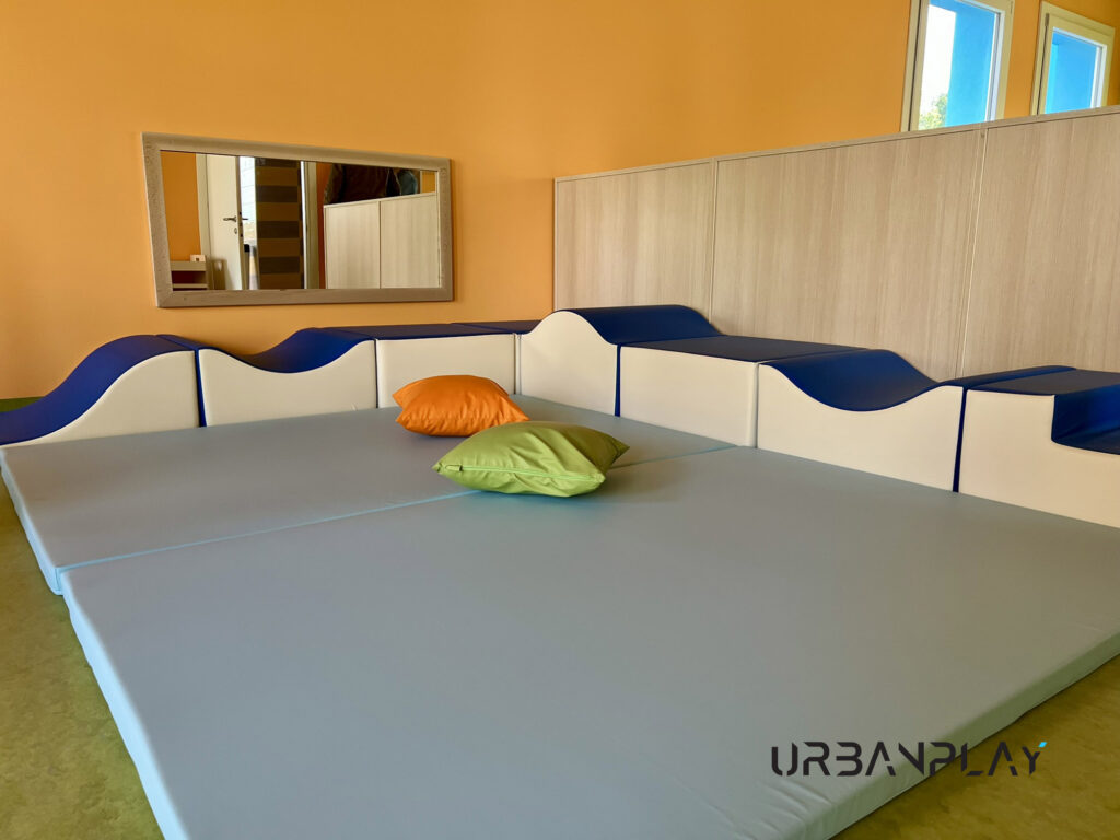Zona morbida per bambini con materasso, cuscini e protezioni imbottite
