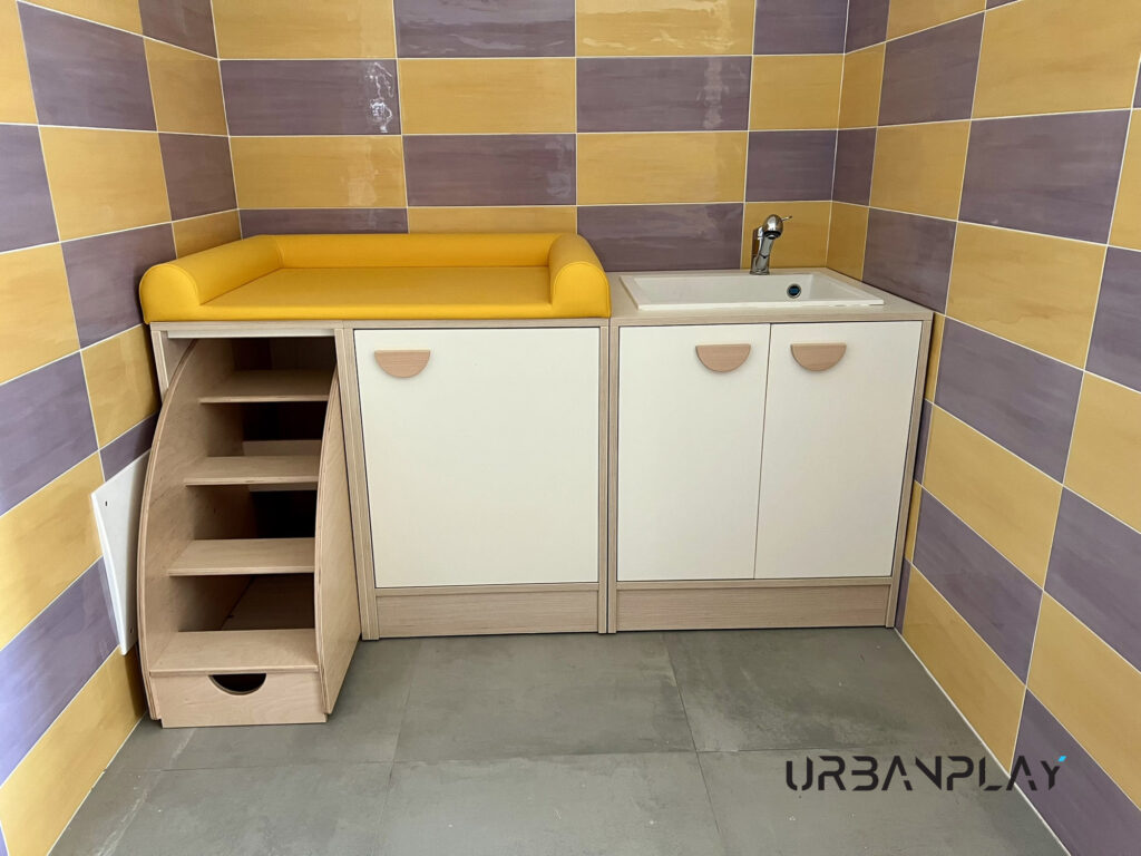 Fasciatoio e mobile lavabo per la cura quotidiana dei bambini nell’asilo nido Il Friciulin