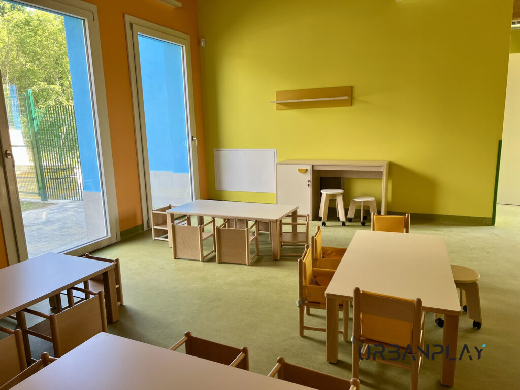 Aula attività dell’asilo nido Il Friciulin a San Gillio con tavoli, sedute e arredi per bambini