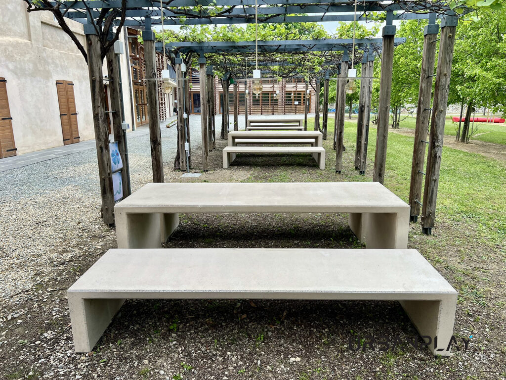 Tavoli e panche Durbanis per arredo urbano a Costigliole Saluzzo nel Parco degli Alteni