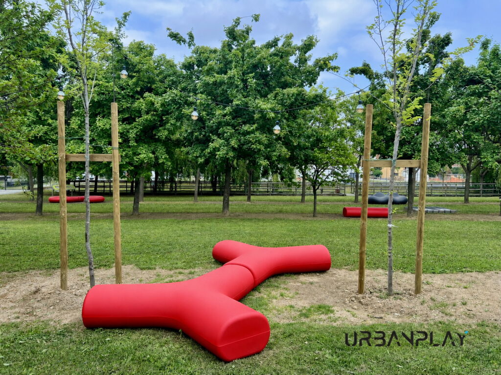 Seduta Caribou rossa INOUT in plastica riciclata nel giardino pubblico