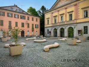 Arredo urbano a Ivrea con sedute e fioriere davanti al Teatro Civico