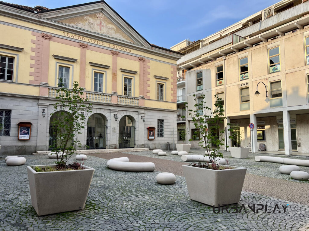 Vista di Piazza del Teatro a Ivrea con fioriere e sedute in cemento Durbanis