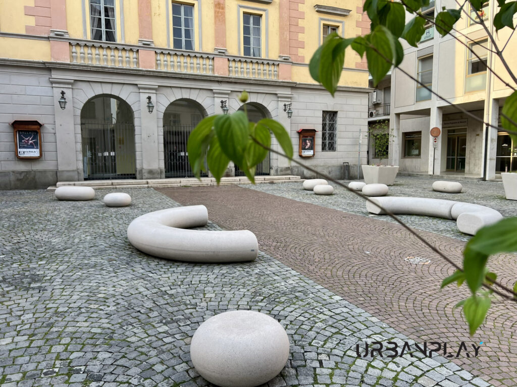 Sedute in cemento e fioriere in Piazza del Teatro con verde ornamentale in primo piano