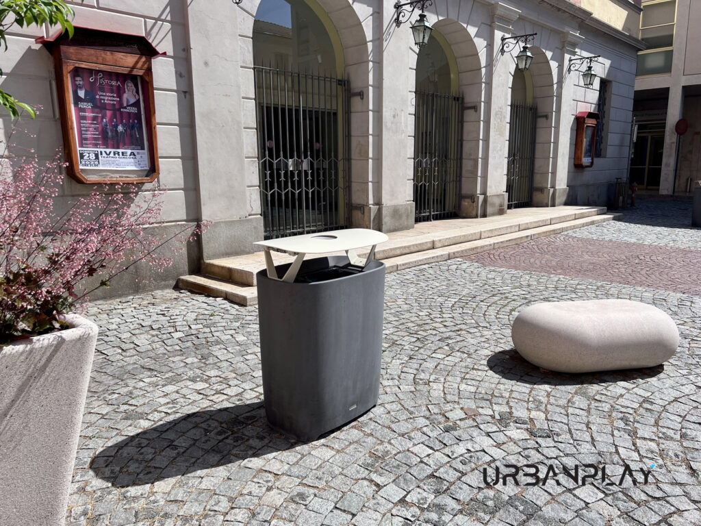 Cestino mmcité e sedute in cemento inseriti nella pavimentazione di Piazza del Teatro