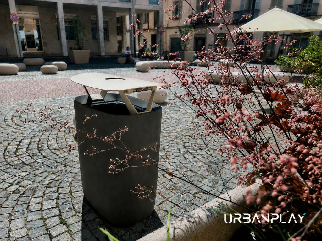 Dettaglio del cestino mmcité con fioriera e arredi in cemento nel centro storico di Ivrea