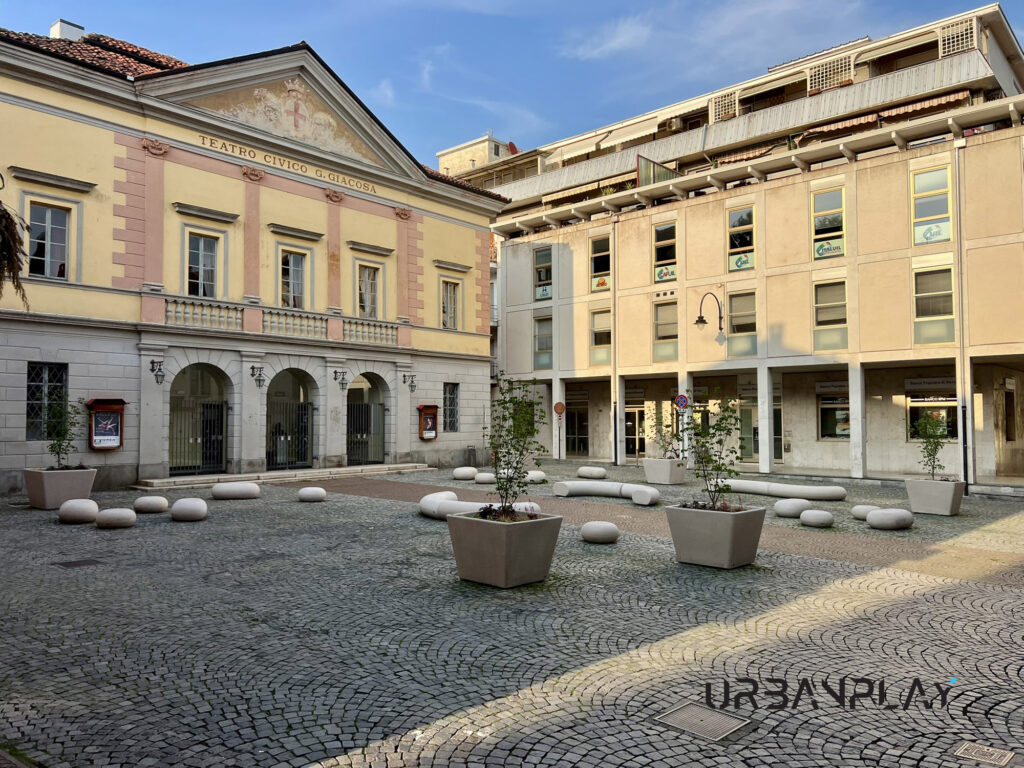 Vista complessiva di Piazza del Teatro con sedute, fioriere e arredi coordinati