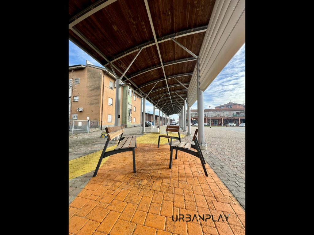 Panchine Vera mmcité installate sotto la copertura di Piazza D'Alleo