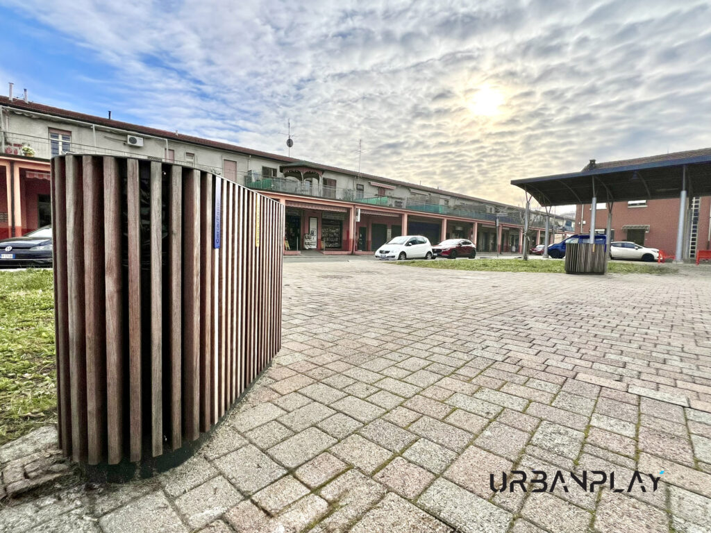 Cestino Quinbin mmcité per arredo urbano a Moncalieri in Piazza D'Alleo