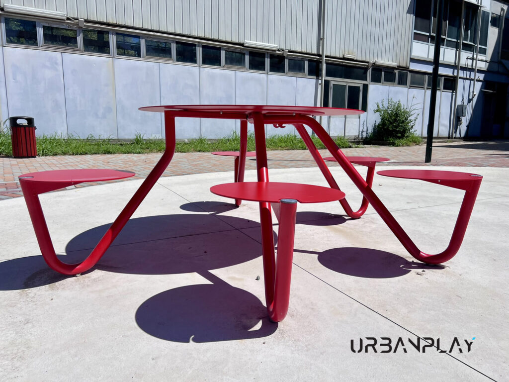 Dettaglio del tavolo mmcité Orbit rosso con sedute integrate