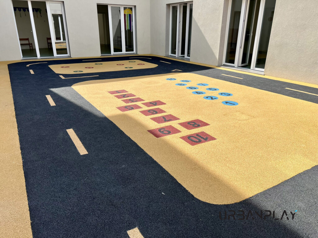 Cortile del Polo per l’Infanzia FUTURA con pavimentazione antitrauma e percorso gioco