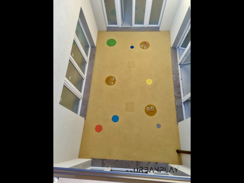 Area gioco con figure decorative e numeri su pavimentazione in gomma colata