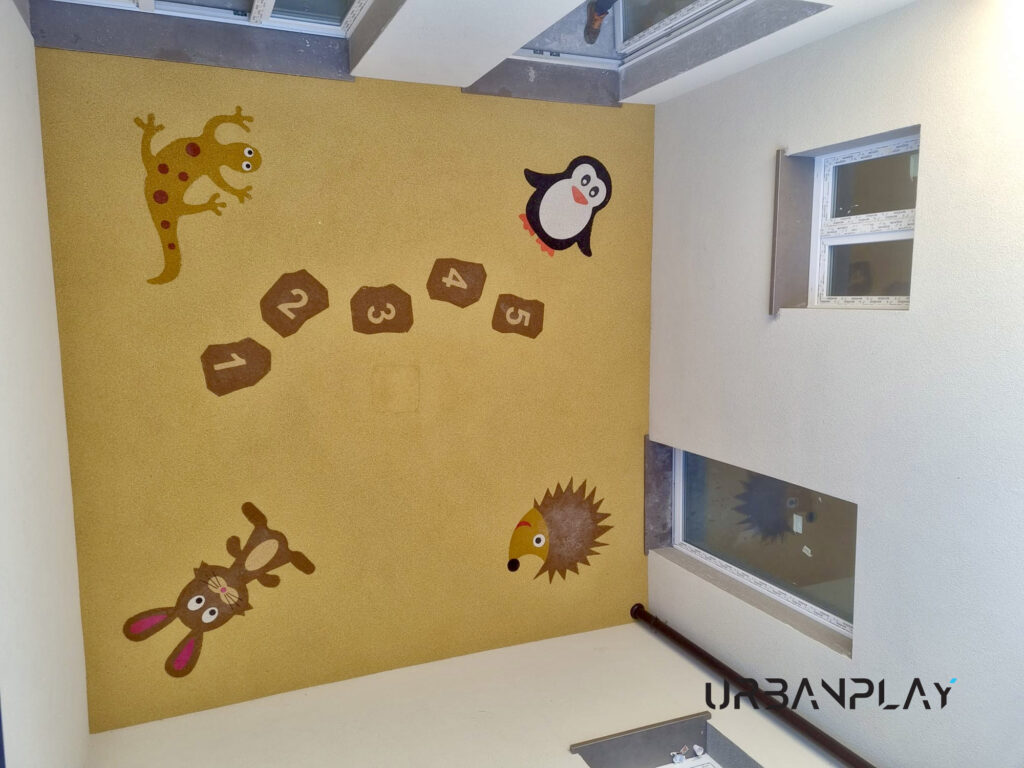 Vista dall’alto dei cortili del Polo FUTURA con giochi grafici e superfici antitrauma