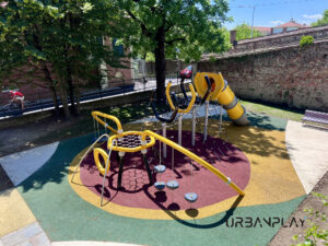 Area giochi Giardino Incantato Moncalieri con struttura ludica e pavimentazione antitrauma
