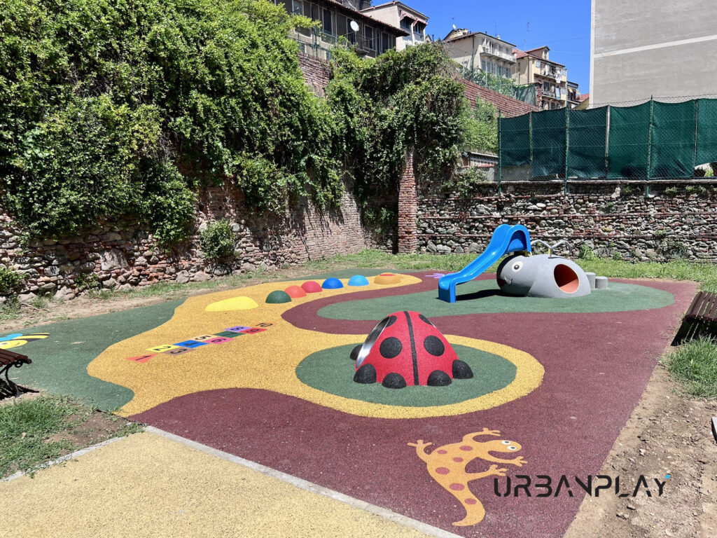Parco giochi Giardino Incantato a Moncalieri con scivolo blu, coccinella e giochi su pavimentazione antitrauma