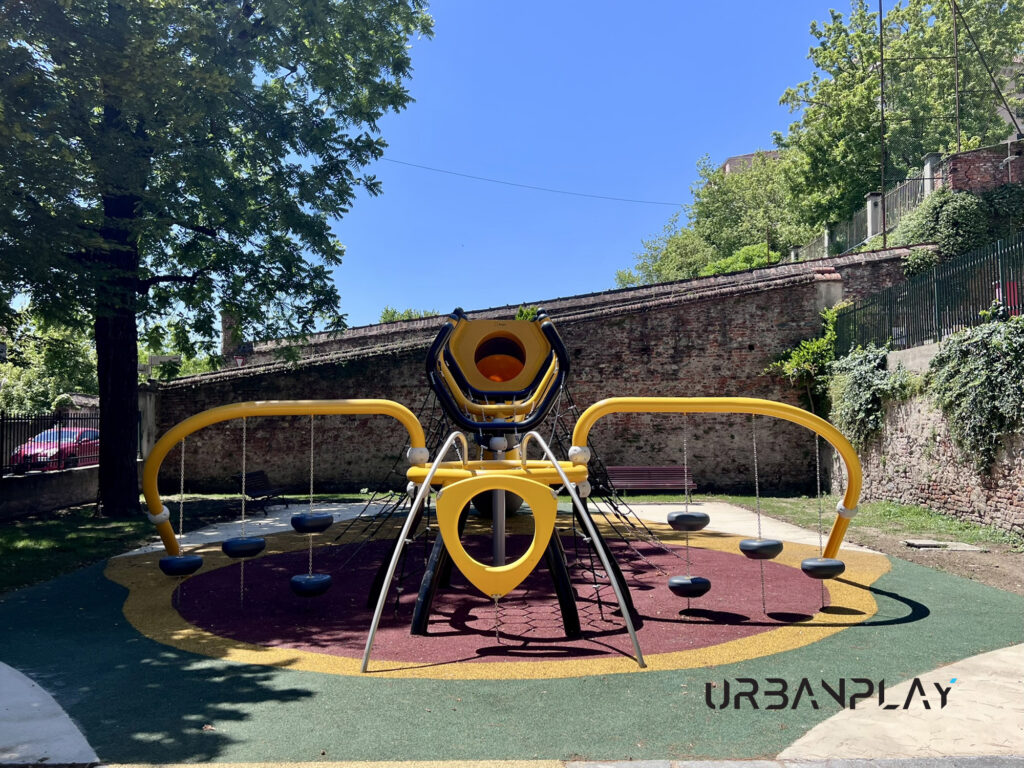 Struttura gioco principale con sedute sospese, reti di arrampicata e scivolo tubolare giallo