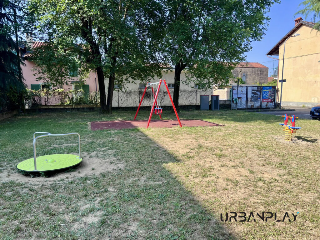 Area verde attrezzata con gioco rotante, altalena e gioco a molla a San Benigno Canavese