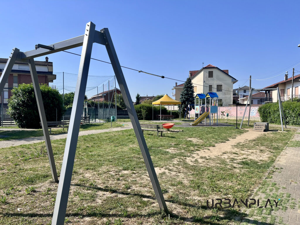 Area ludica con carrucola, struttura con scivolo e giochi per bambini