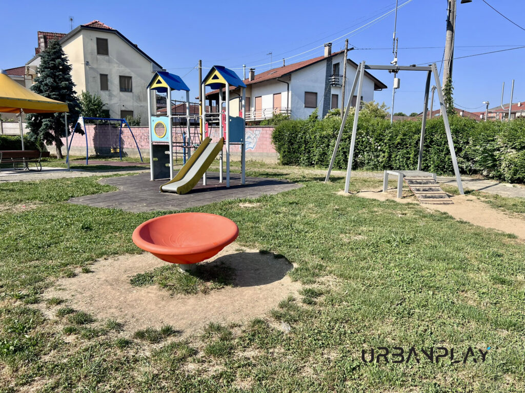 Struttura gioco con scivolo, seduta rotante e altalena su area verde