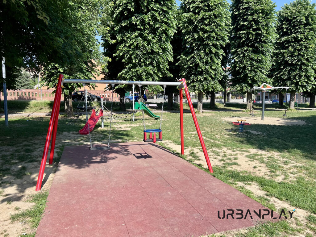 Altalena rossa con seduta per bambini e pavimentazione antitrauma