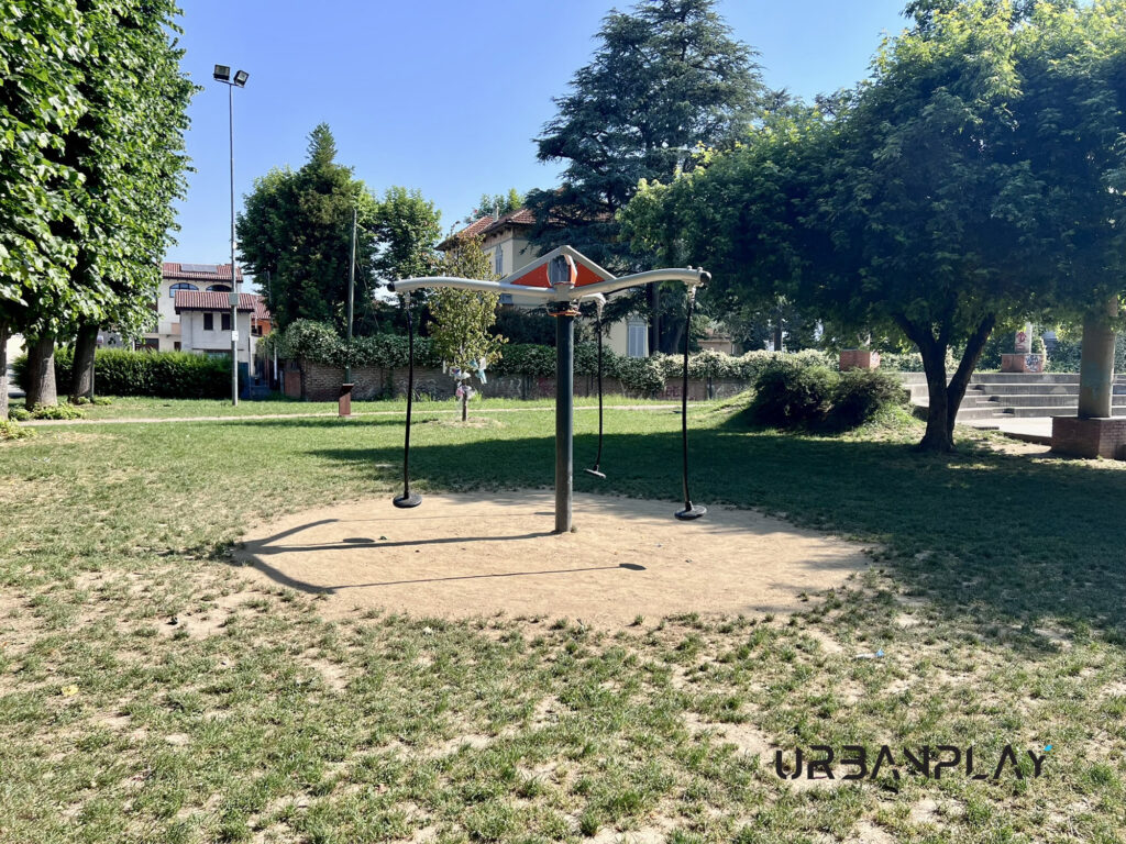 Attrezzatura dinamica con bracci oscillanti installata in area verde