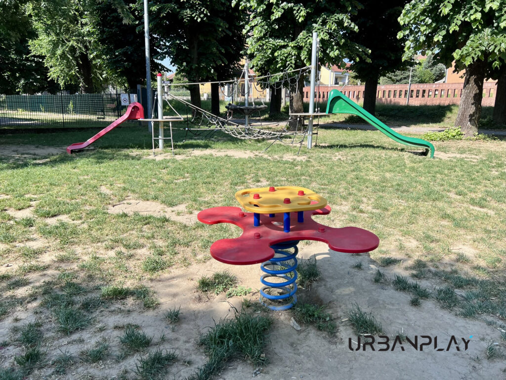 Struttura gioco con scivolo rosso, scivolo verde e rete di arrampicata