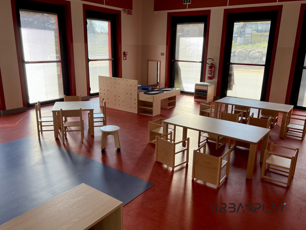 Aula del nuovo asilo nido di Val di Chy con tavoli, sedute e arredi per attività educative